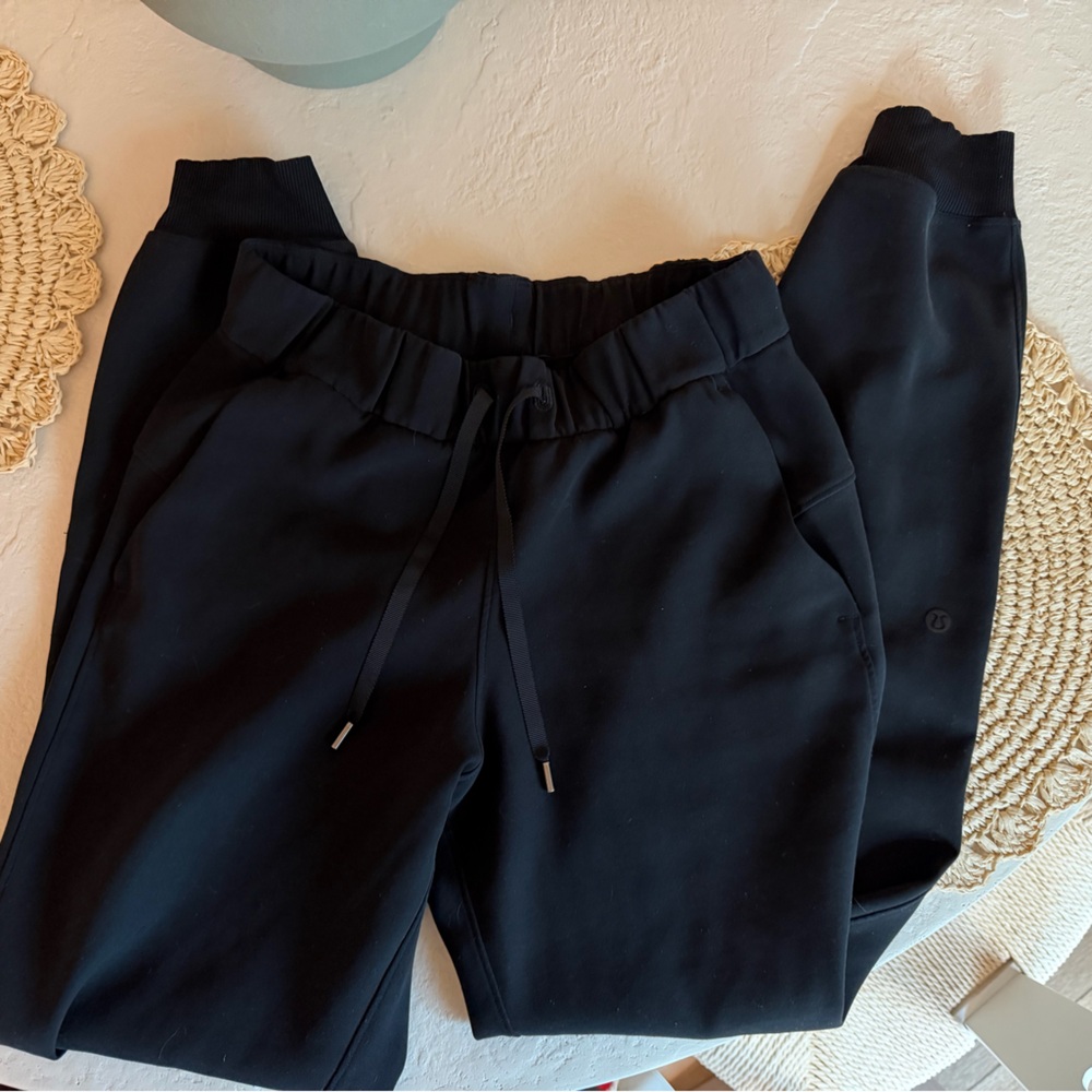 Black lululemon on the fly Jogger